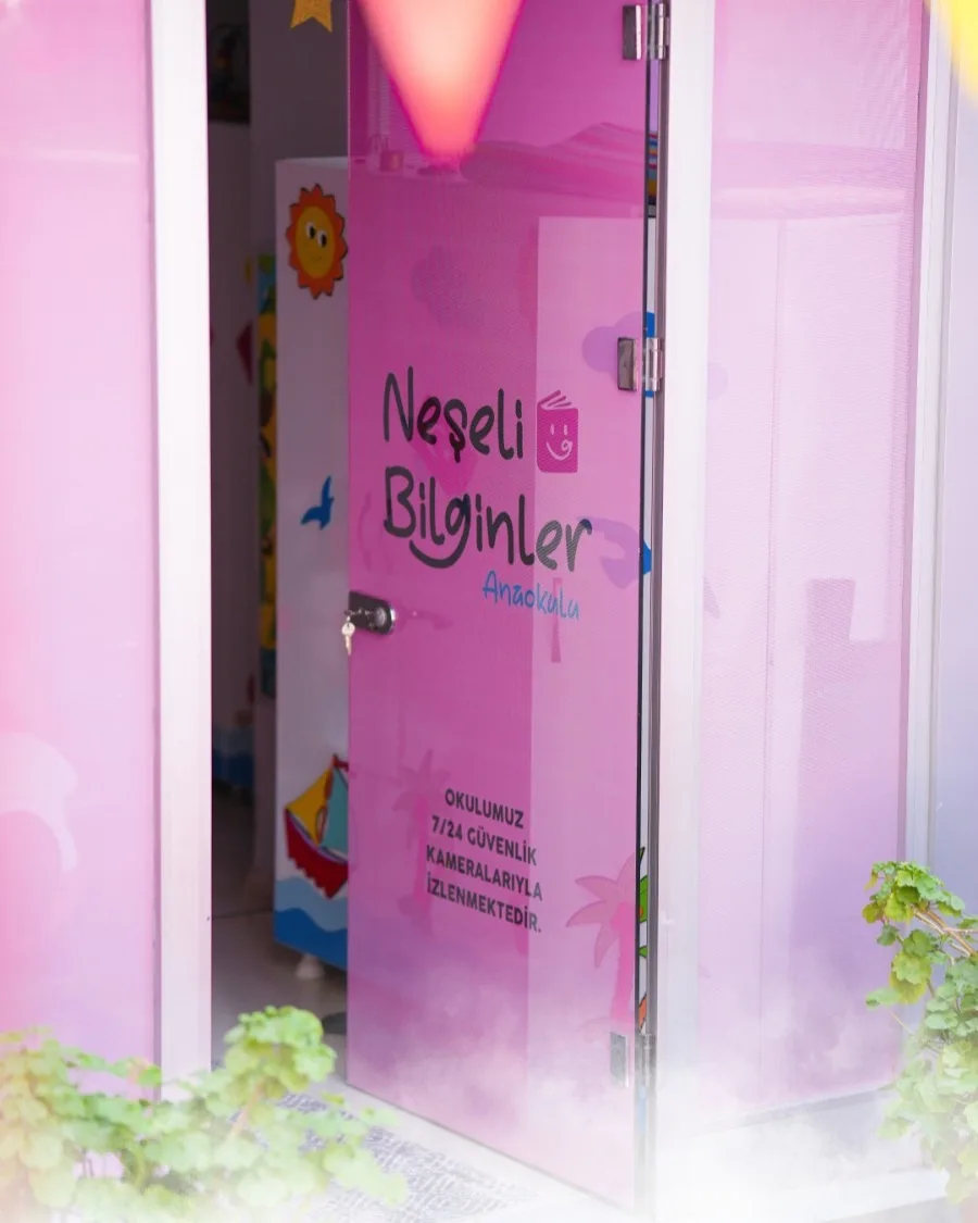 Neşeli Bilginler Anaokulu'nun rengarenk girişi